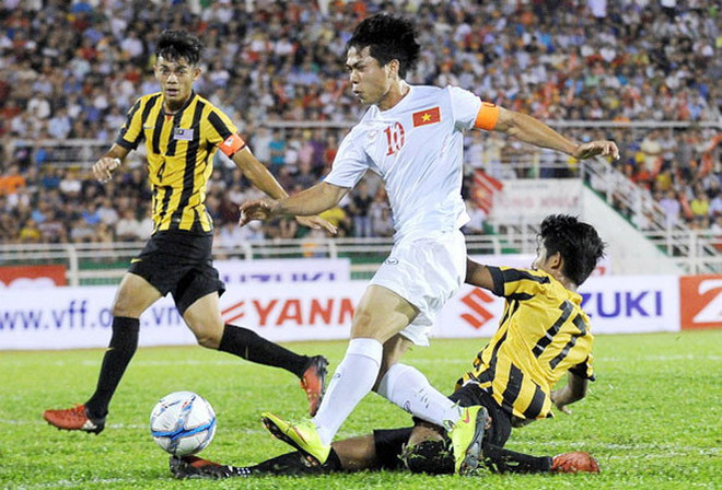 Công Phượng bị cổ động viên vây chặt đòi selfie sau trận đấu ảnh 1