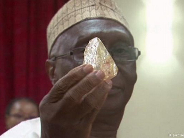 Tìm thấy 1 viên kim cương thô khổng lồ tại Sierra Leone ảnh 1
