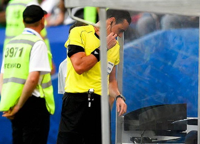 Chuyện hài ở ConfedCup: Trọng tài rút nhầm thẻ đỏ vì công nghệ VAR ảnh 3