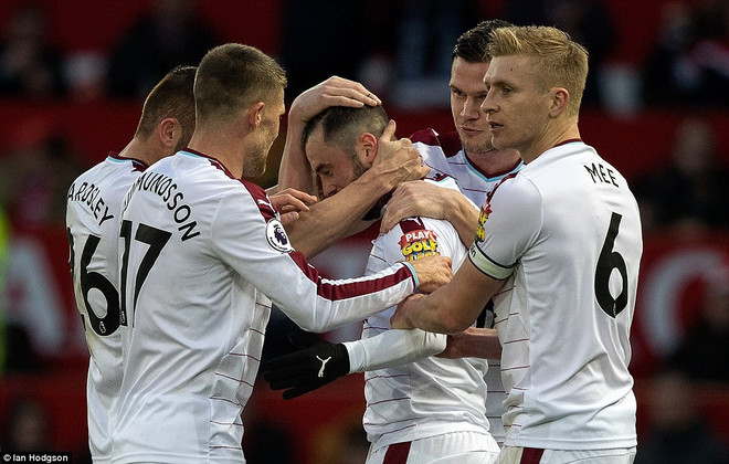 Lingard tỏa sáng giúp M.U thoát thua trước Burnley trên sân nhà ảnh 2