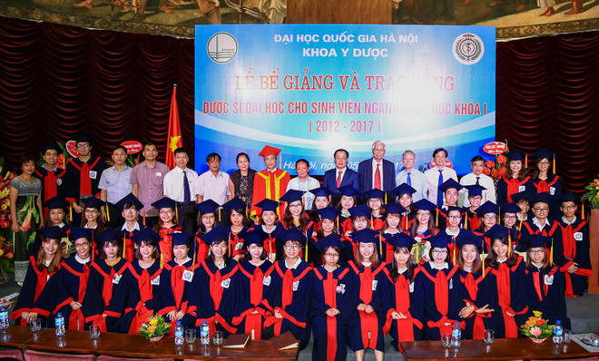 ĐHQG Hà Nội trao bằng cho 48 sinh viên ngành dược khóa I ảnh 1
