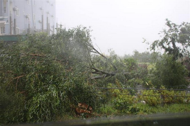 Trong 6 giờ tới, bão số 10 đi sâu vào các tỉnh Hà Tĩnh đến Quảng Trị ảnh 1