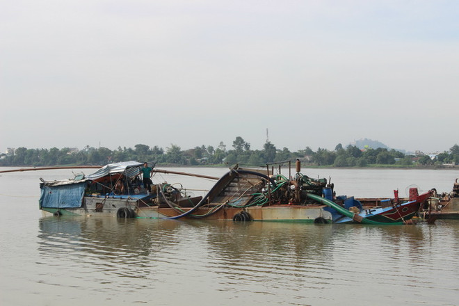 Bắt quả tang bơm hút cát trái phép quy mô lớn trên sông Đồng Nai ảnh 2