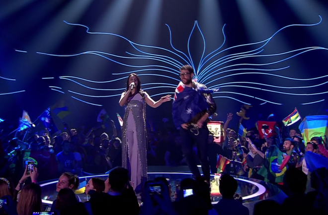 Eurovision bị phá đám bởi màn tụt quần ngay trên sân khấu ảnh 1