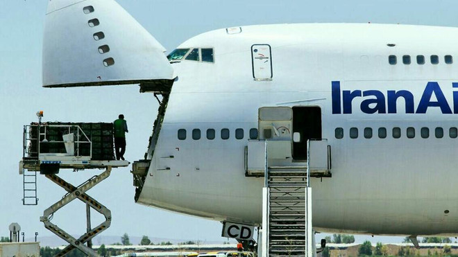 Lương thực được đưa lên máy bay Iran để chuyển đến Qatar. (Nguồn: hindustantimes) Iran vận chuyển hơn 1.000 tấn lương thực tới Qatar mỗi ngày ảnh 1