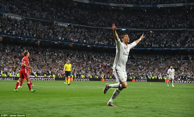 Ronaldo lập hat-trick, Real vào bán kết sau trận cầu tranh cãi ảnh 1
