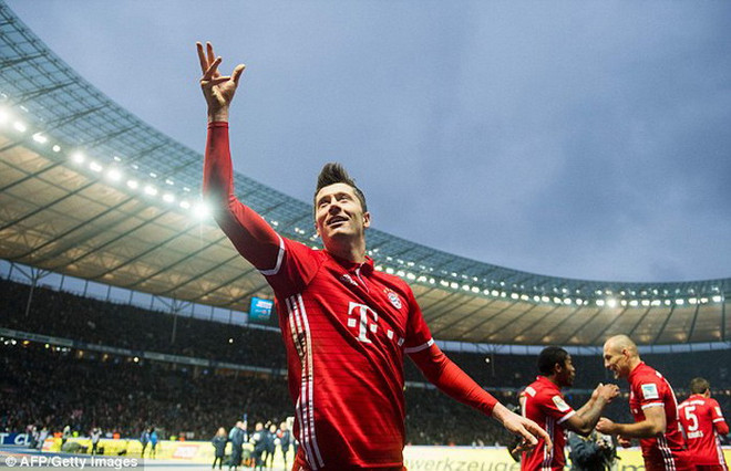 Cận cảnh Lewandowski lập nên kỳ tích trong lịch sử Bundesliga ảnh 1