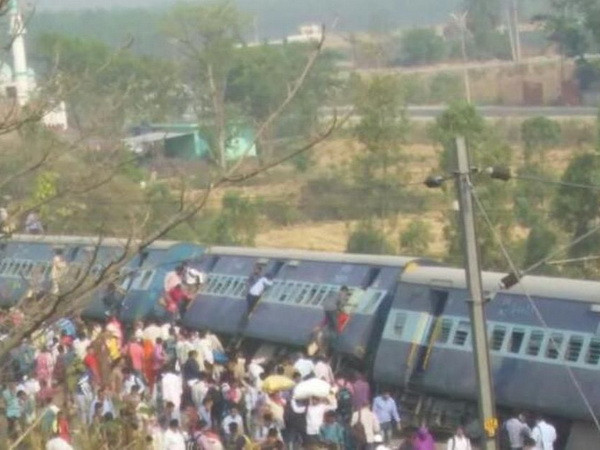 Tám toa tàu chở khách bị trật đường ray, 10 người bị thương ảnh 1