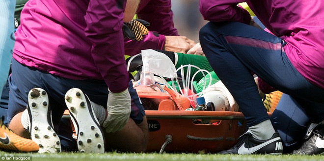 Cận cảnh pha đạp vào mặt thô bạo của Mane khiến Ederson bất tỉnh ảnh 4