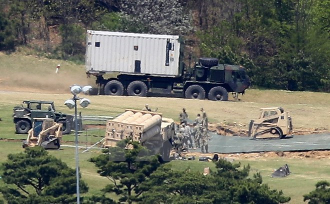 Các trang thiết bị cần thiết cho việc lắp đặt THAAD được vận chuyển tới Seongju, đông nam Hàn Quốc ngày 27/4. (Nguồn: Yonhap/TTXVN) Hàn Quốc không có kế hoạch thay đổi việc triển khai THAAD ảnh 1