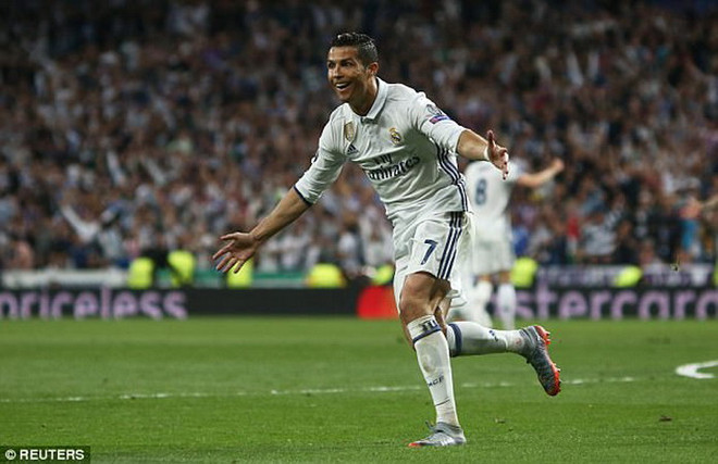 Ronaldo ghi 2 bàn thắng vào lưới Bayern Munich từ thế việt vị ảnh 1