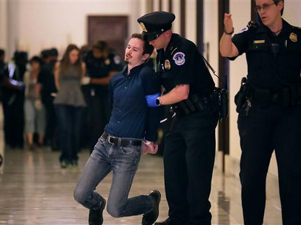 ​Bắt giữ 80 người biểu tình tìm cách xông vào trụ sở Quốc hội Mỹ ảnh 1