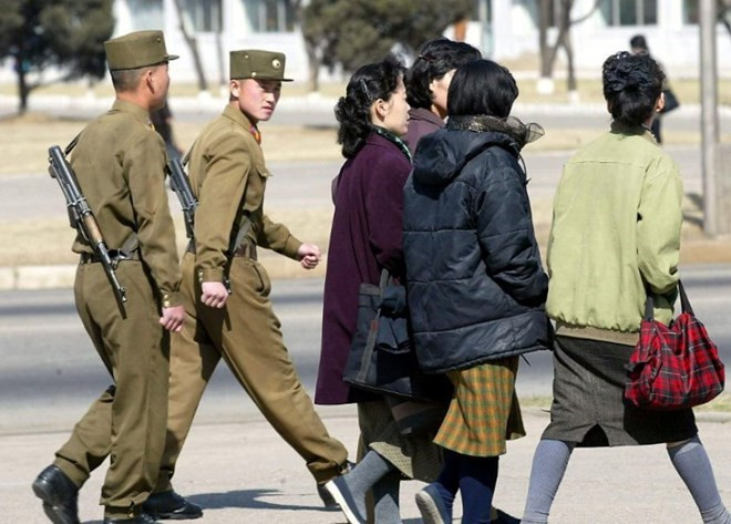 Binh sỹ vũ trang Triều Tiên trên đường phố Bình Nhưỡng. (Nguồn: AFP) Liên hợp quốc điều tra vi phạm nhân quyền tại Triều Tiên ảnh 1