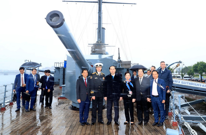 Chủ tịch nước và đoàn đại biểu Việt Nam thăm Chiến hạm Rạng Đông ảnh 1