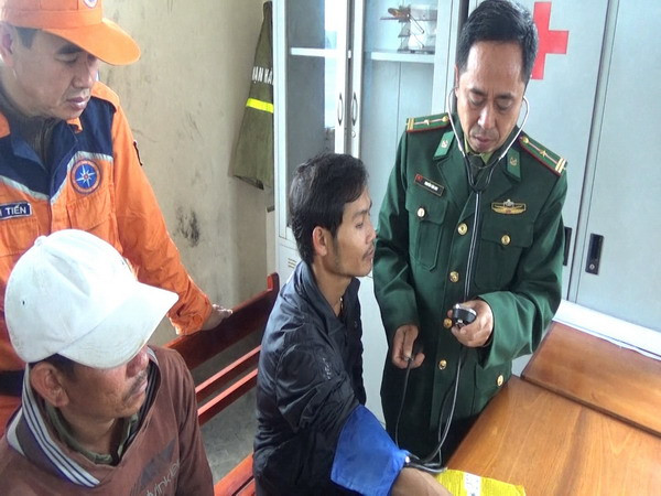 Đồn Biên phòng Roòn tiếp nhận 7 thuyền viên gặp nạn trên biển ảnh 1