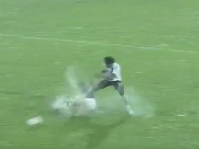 [Video] Cận cảnh pha vào bóng rợn người của cầu thủ Long An ảnh 1