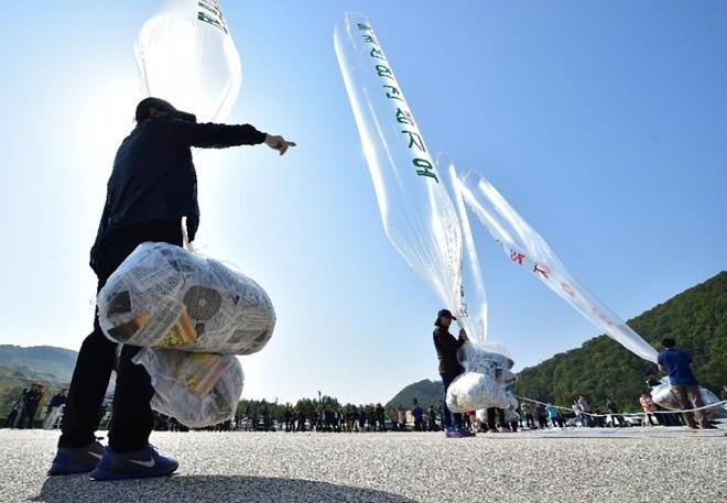 Ảnh minh họa. (Nguồn: AFP) Hàn Quốc phát hiện truyền đơn của Triều Tiên tại Phủ Tổng thống ảnh 1