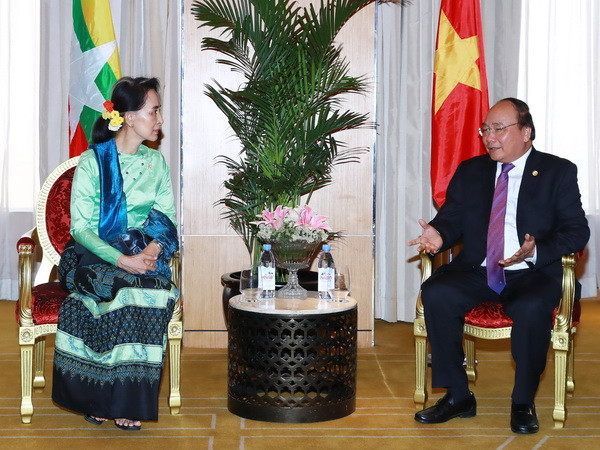 Thủ tướng gặp bà Aung San Suu Kyi bên lề Hội nghị ASEAN 30 ảnh 2