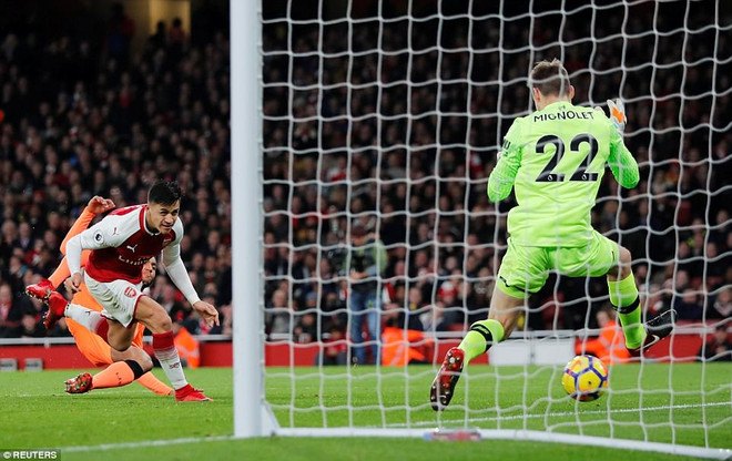Sanchez ghi bàn thắng đầu tiên cho Arsenal ở trận này. Arsenal và Liverpool chia điểm sau màn rượt đuổi 'siêu kịch tính' ảnh 4