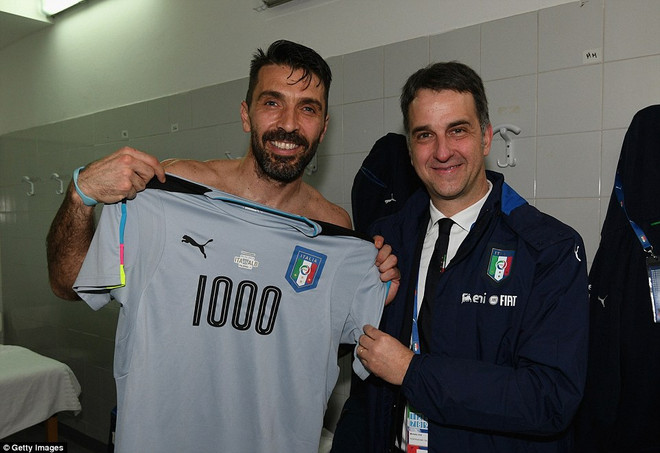 Buffon cán mốc 1.000 trận đấu trong sự nghiệp. (Nguồn: Getty Images) Kết quả chi tiết vòng loại World Cup 2018 khu vực châu Âu ảnh 2
