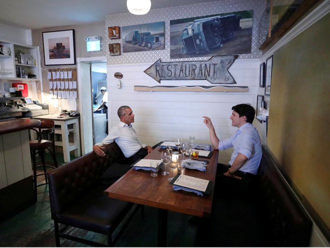 Ông Barack Obama và ông Justin Trudeau ăn tối cùng nhau. (Nguồn: Reuters) Xôn xao về ảnh chụp ông Obama và Trudeau ăn tối cùng nhau ảnh 1