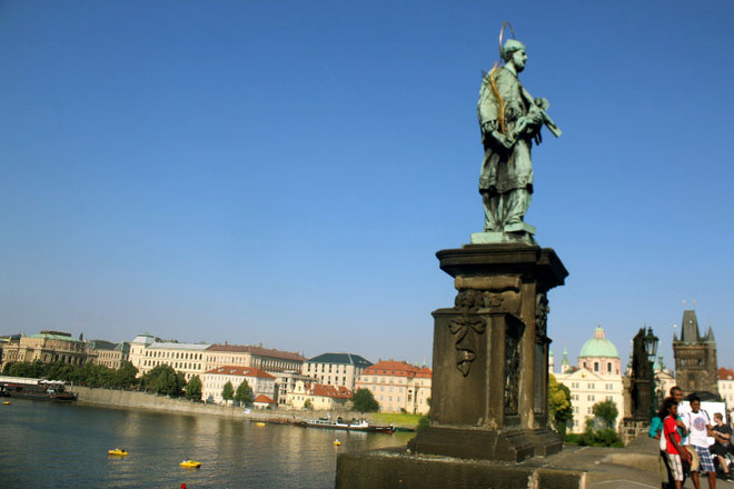 Séc tưng bừng kỷ niệm 660 năm ngày ra đời Cầu Tình yêu Praha ảnh 2