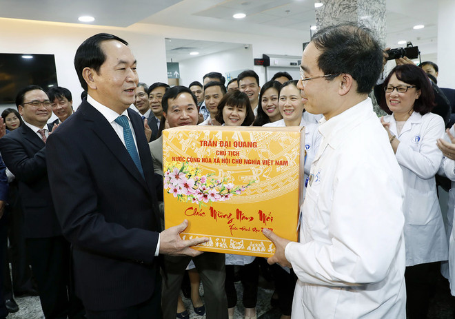 Chủ tịch nước thăm, chúc Tết các đơn vị ứng trực đêm Giao thừa ảnh 1