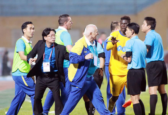 Cận cảnh pha bóng gây tranh cãi khiến HLV Thanh Hóa nổi giận ảnh 1