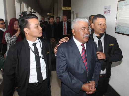 Malaysia xét xử cha con cựu quan chức cấp cao nhận hối lộ ảnh 1