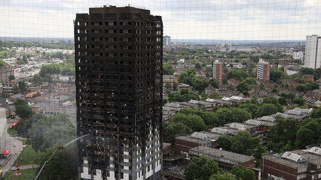 Hình ảnh tòa chung cư cao tầng Grenfell Tower sau đám cháy. (Nguồn: BBC) Vụ cháy chung cư ở Anh: Công bố các biện pháp hỗ trợ nạn nhân ảnh 1