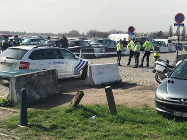 Bỉ bắt đối tượng lái xe tốc độ cao tìm cách lao vào khu mua sắm ảnh 1