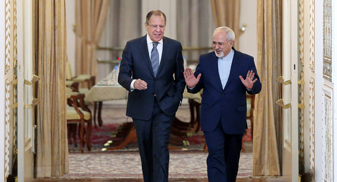 Ngoại trưởng Nga Sergei Lavrov và người đồng cấp Iran Mohammad Javad Zarif. (Nguồn: AP) Cuộc khủng hoảng Qatar chỉ có thể giải quyết bằng đối thoại ảnh 1