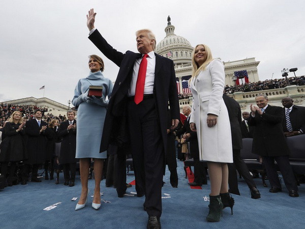 Chứng khoán Mỹ lần đầu trong 50 năm tăng điểm chào đón tổng thống ảnh 1