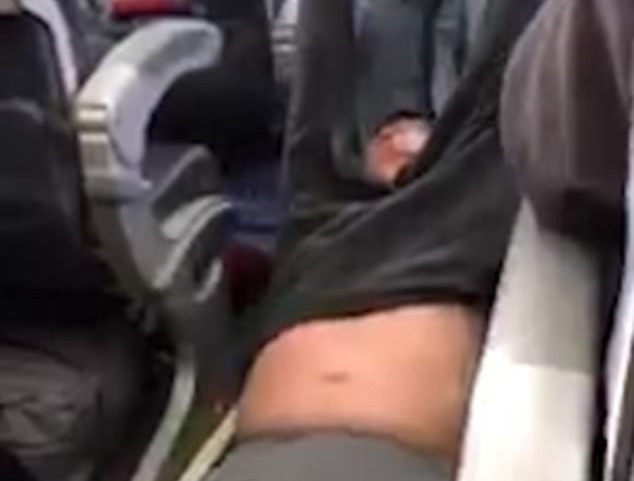 Dư luận phẫn nộ với vụ khách gốc Việt bị lôi ra khỏi máy bay ảnh 1