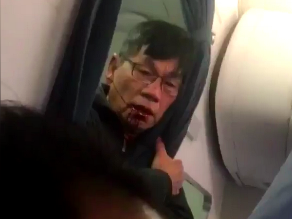 United Airlines mất gần 800 triệu USD sau vụ kéo lê bác sỹ gốc Việt ảnh 1