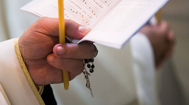 Linh mục ở Italy bị tố tổ chức tiệc truy hoan, chia sẻ người tình ảnh 1