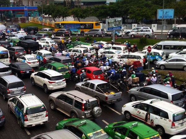 Tái diễn cảnh tắc đường nghiêm trọng cửa ngõ sân bay Tân Sơn Nhất ảnh 1