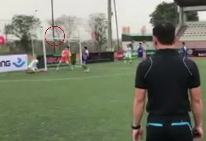 Trọng tài V-League gây sốc khi công nhận "bàn thắng ma" ở giải phủi ảnh 1