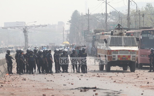 Cảnh sát Bangladesh dùng hơi cay, nổ súng giải tán biểu tình ảnh 1