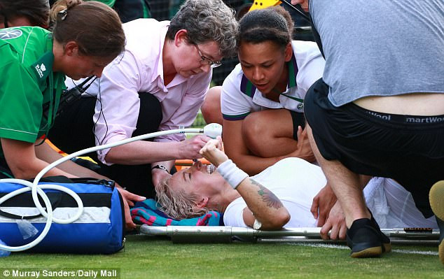 Cận cảnh tay vợt Mỹ kêu cứu vì chấn thương kinh hoàng trên sân ảnh 1