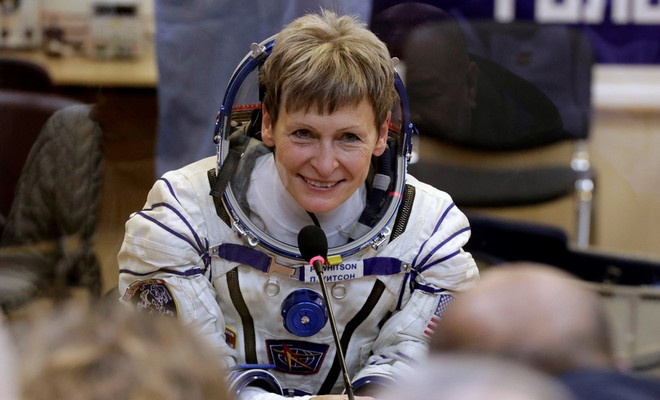 Phi hành gia Mỹ phá kỷ lục sống trong vũ trụ trở về Trái Đất ảnh 1