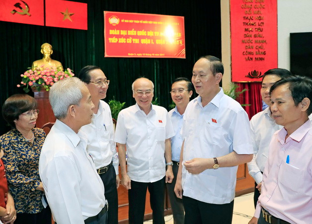Chủ tịch nước Trần Đại Quang và Đoàn đại biểu Quốc hội Thành phố Hồ Chí Minh có buổi tiếp xúc cử tri để thông báo nội dung Kỳ họp thứ 4, Quốc hội khoá XIV sắp tới. (Ảnh: Nhan Sáng/TTXVN) Chủ tịch nước Trần Đại Quang tiếp xúc cử tri Thành phố Hồ Chí Minh ảnh 1