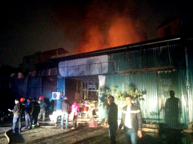 Đang xảy ra cháy lớn kho đồ dùng bảo hộ lao động ở 199 Minh Khai ảnh 2