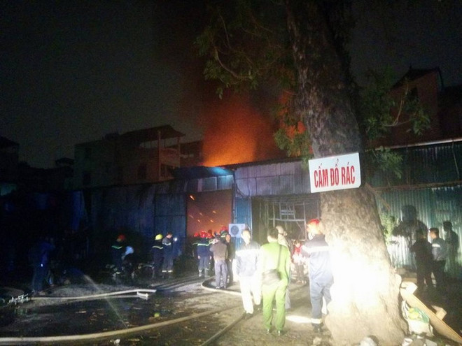 Đang xảy ra cháy lớn kho đồ dùng bảo hộ lao động ở 199 Minh Khai ảnh 1