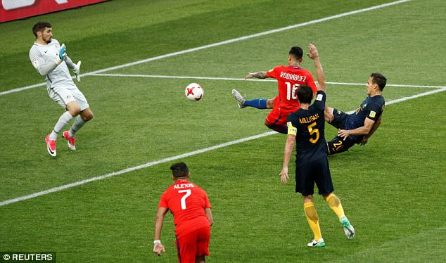 Martin Rodriguez ghi bàn đưa Chile vào bán kết. (Nguồn: Reuters) Hạ Cameroon, Đức hiên ngang vào bán kết Confederations Cup ảnh 2