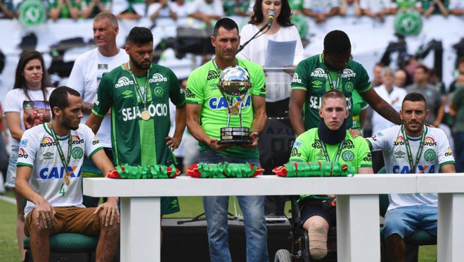 Trận đấu đầy nước mắt sau vụ rơi máy bay khiến 19 cầu thủ tử nạn ảnh 1