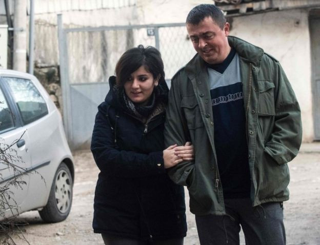 Mối tình sét đánh của cô gái tị nạn và anh lính biên giới Macedonia ảnh 1