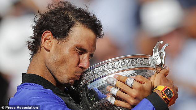 Nadal hạnh phúc bên chiếc cúp vô địch. (Nguồn: PA) Nadal nói gì sau khi hoàn tất cú "decima" tại Roland Garros? ảnh 1