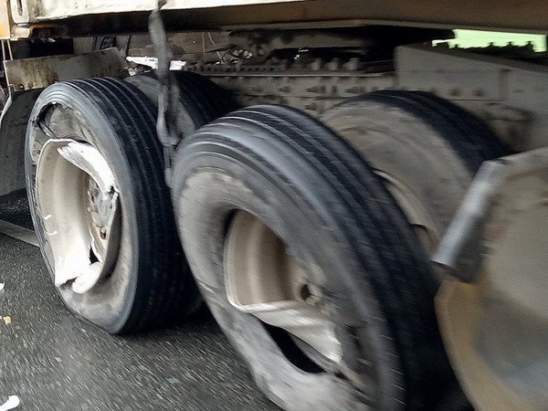 Tai nạn thảm khốc: Container nổ lốp, đâm thẳng xe tải ngược chiều ảnh 1