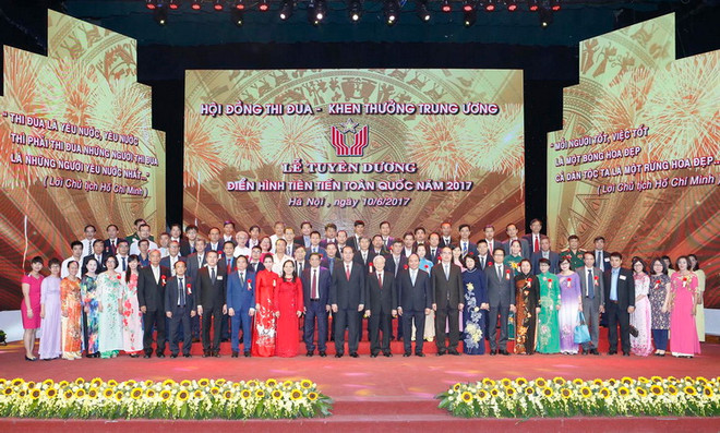 Lãnh đạo Đảng, Nhà nước chụp ảnh lưu niệm với đại biểu. (Ảnh: Doãn Tấn/TTXVN) Phát biểu của Tổng Bí thư tại Lễ tuyên dương điển hình tiên tiến 2017 ảnh 2